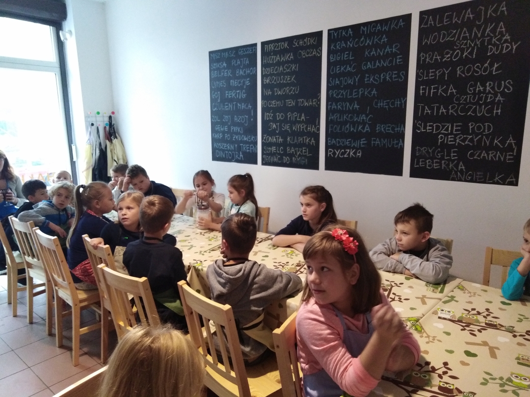 ...dzieci ubijały masło i upiekły chałkę.